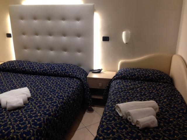 Hotel Mediterraneo Pesaro Zimmer foto